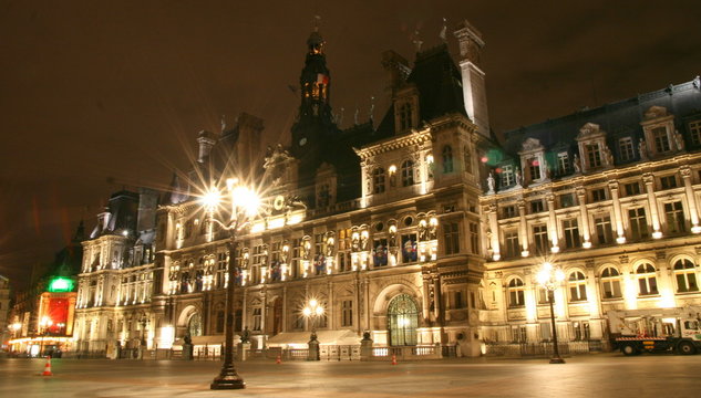 hotel de ville de paris by night