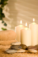 Fototapeta na wymiar Spa arrangement mit Kerzen und Steinen
