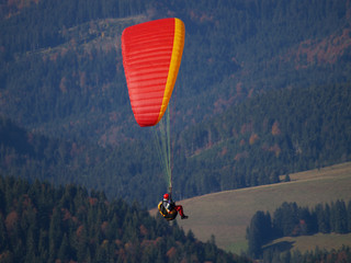 Gleitschirmflieger in den Alpen