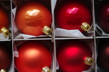 Rote und Orange Christbaumkugeln