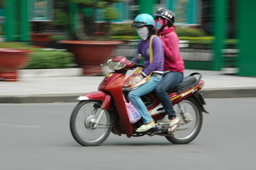 Obraz na płótnie Canvas Riders Saigon skuter