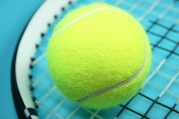 Tennisball und Schläger