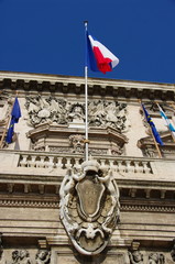 Drapeau bleu blanc rouge, ciel bleu, France.
