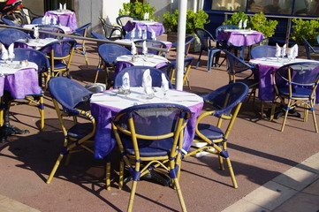 Terrasse de restaurant au soleil, Marseille. France.