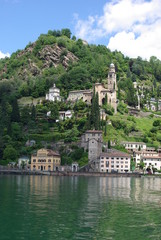 Fototapeta na wymiar Miasto nad jeziorem Lugano