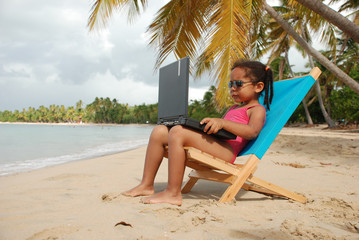 Enfant sur un transat sur la plage