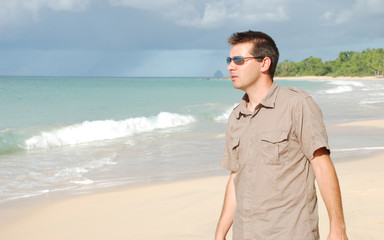 Homme marchant sur une plage des Antilles