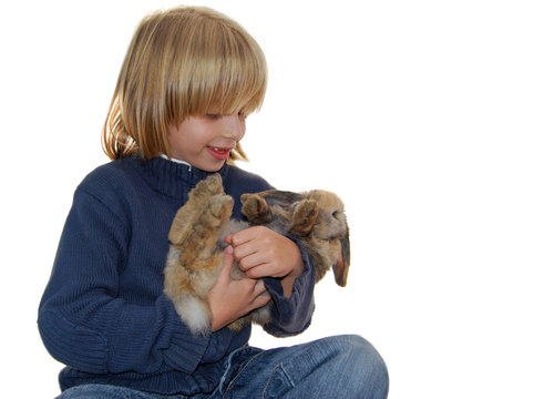 Complicit&eacute; entre enfant et lapin