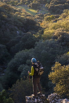Senderista en el Parque Natural de Grazalema, C&aacute;diz, Andaluc&iacute;a;