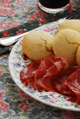 Pane di patate con posciutto crudo