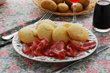 Pane di patate con prosciutto crudo - Antipasti