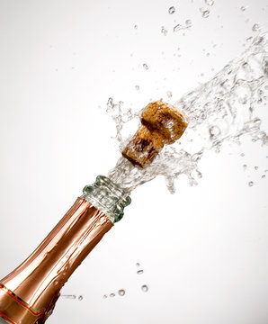 korken champagner spritzt feier
