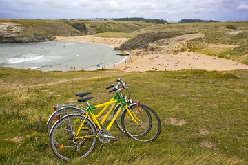 Fototapeta na wymiar bretagne,belle-île,plage de donnant : vélos