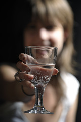 jeune femme trinquant