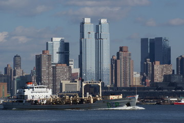 Fototapeta na wymiar Parowiec Cargo przed Nowym Jorku