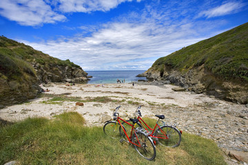 bretagne,belle-&icirc;le : v&eacute;los devant port bello