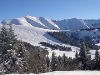 Pistes de ski devant le Mont Joly