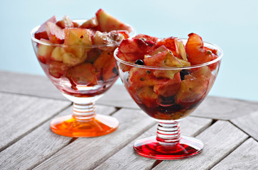 2 coupes de salade de fruits sur une table en deck