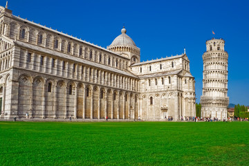 Fototapeta na wymiar cathedral and leaning tower of Pisa