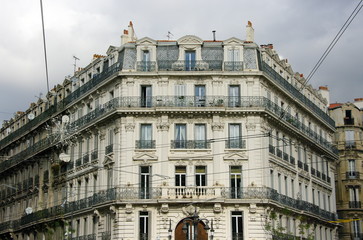 Immeuble blanc et gris; coin de rue, Marseille.