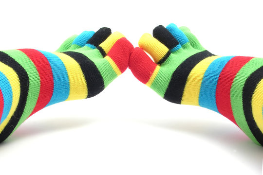 F&uuml;sse mit Ringelsocken bekleidet