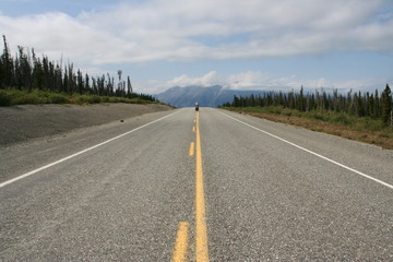 Radfahrer auf dem Alaska Highway am Kluane Park - Kanada