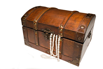 treasure chest and pearls