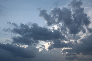 Fototapeta na wymiar grauer Himmel am Abend
