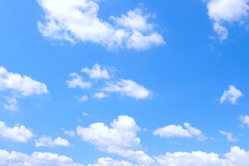 Fototapeta na wymiar Błękitne niebo i chmury