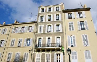 Fototapeta na wymiar Budynki na ulicy w Marsylii, we Francji.