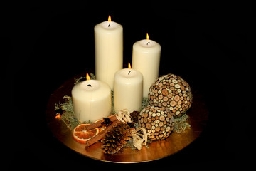 Adventskranz vor schwarzem Hintergrund