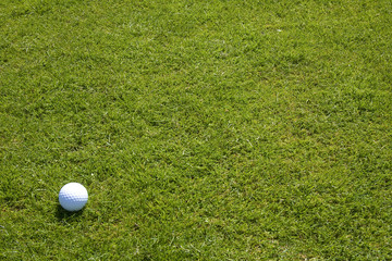 Golfball auf Fairway