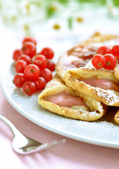 gefüllte pfannkuchen mit frischen früchten