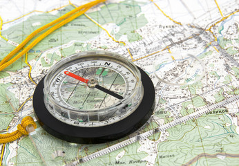 Fototapeta na wymiar Przejrzyste nawigacyjnego Kompas na mapy topograficzne