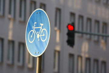 Verkehrsschild (Radweg) vor roter Ampel