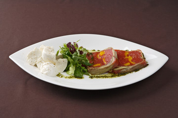 Pork with sweet pepper, with rukkola and cheese.