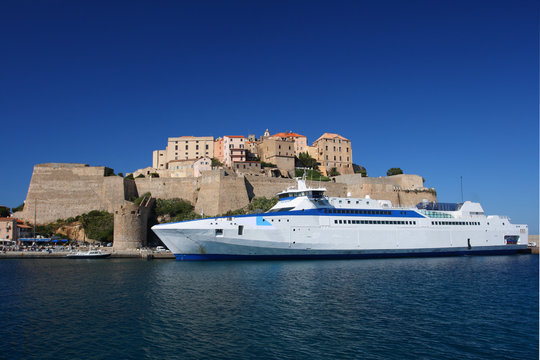 Ferry rapide amarré devant la citadelle de Calvi