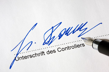 Unterschrift des Controllers auf einem Dokument aus Papier