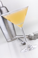 Margarita diagonal mit Shaker und Barsieb im Hintergrund
