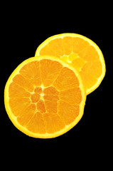 Arancia su sfondo nero