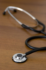 gros plan d'un stéthoscope sur une surface en bois
