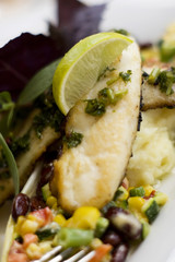 gros plan de cuisine gastronomique avec poisson et légumes