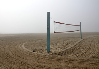 Beachvolleyball Netz im Nebel