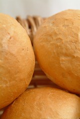 Korb mit Brötchen