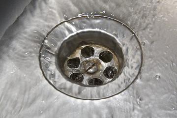 Wasserabfluss in der Spüle