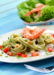 garnele auf nudelnest mit salatdeko 2
