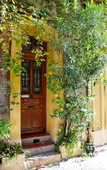 Fototapeta na wymiar Drzwi roślinnością żółty dom. Marsylia.
