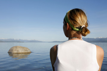 Mujer Meditando al lado de un Lago