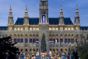 Fototapeta na wymiar Jarmark Bożonarodzeniowy w Ratuszu w Wiedniu