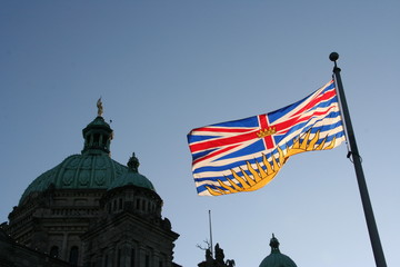 Flagge von British Columbia vor dem Parlament in Victoria